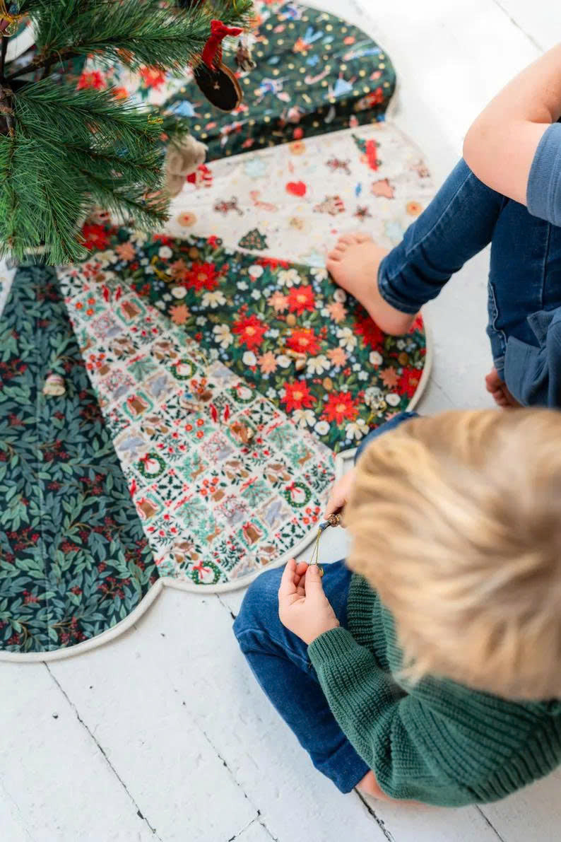 Scalloped Edge Christmas Tree Skirt Sewing Pattern, Quilted, DIY Tutorial (PDF)