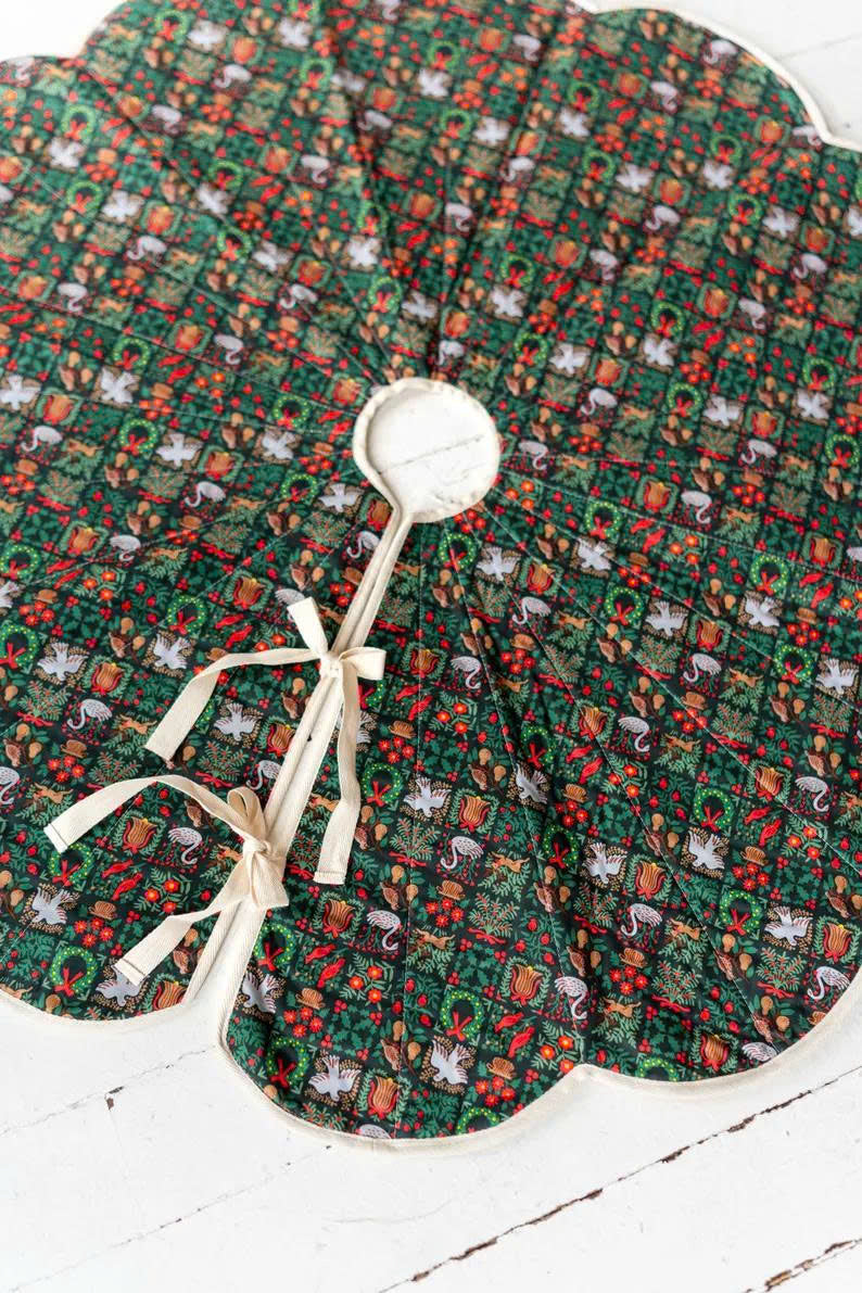 Scalloped Edge Christmas Tree Skirt Sewing Pattern, Quilted, DIY Tutorial (PDF)