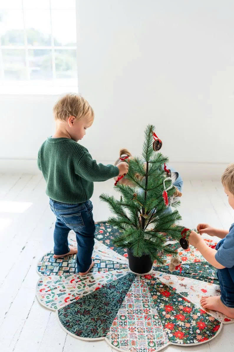Scalloped Edge Christmas Tree Skirt Sewing Pattern, Quilted, DIY Tutorial (PDF)