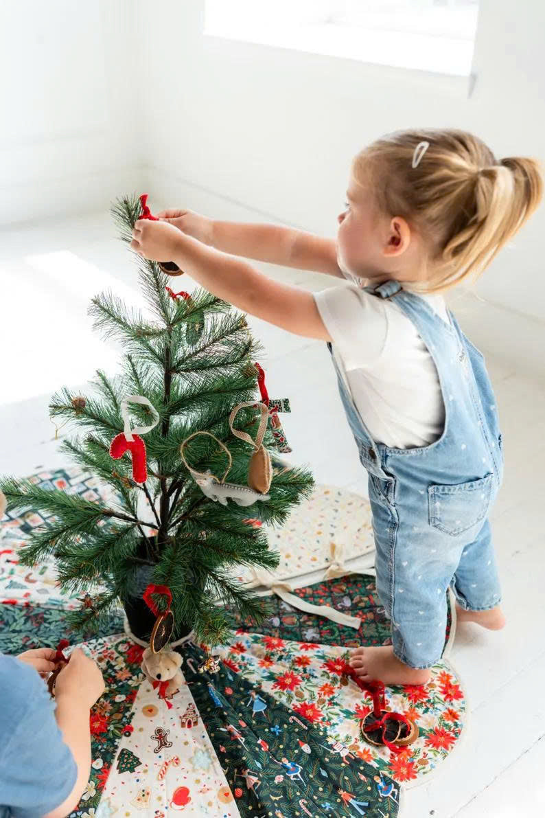 Scalloped Edge Christmas Tree Skirt Sewing Pattern, Quilted, DIY Tutorial (PDF)