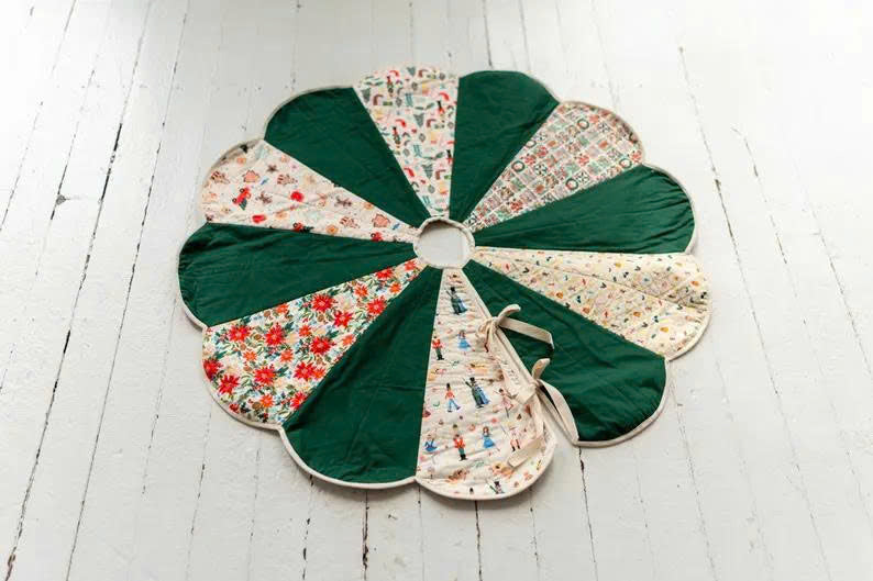 Scalloped Edge Christmas Tree Skirt Sewing Pattern, Quilted, DIY Tutorial (PDF)
