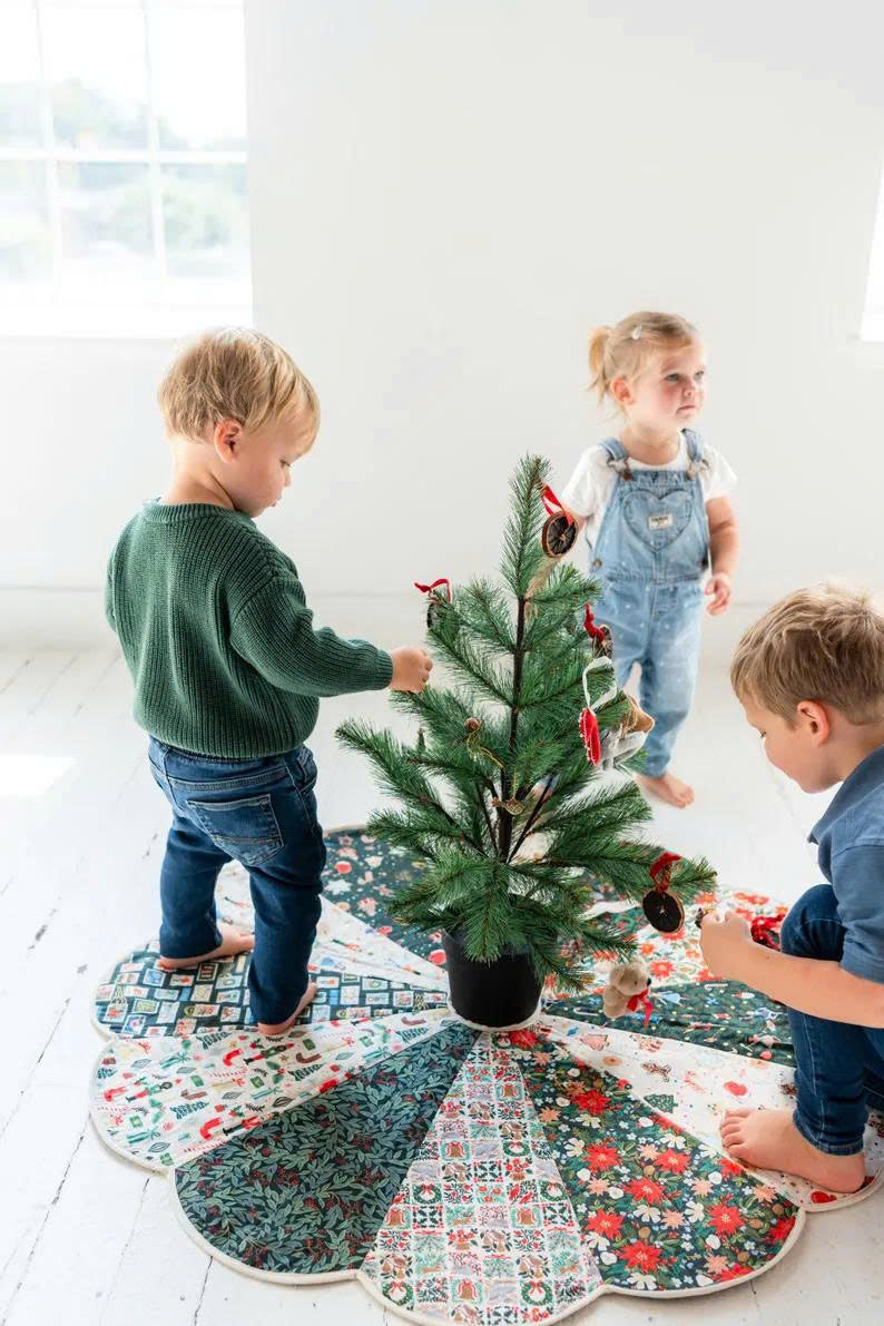 Scalloped Edge Christmas Tree Skirt Sewing Pattern, Quilted, DIY Tutorial (PDF)