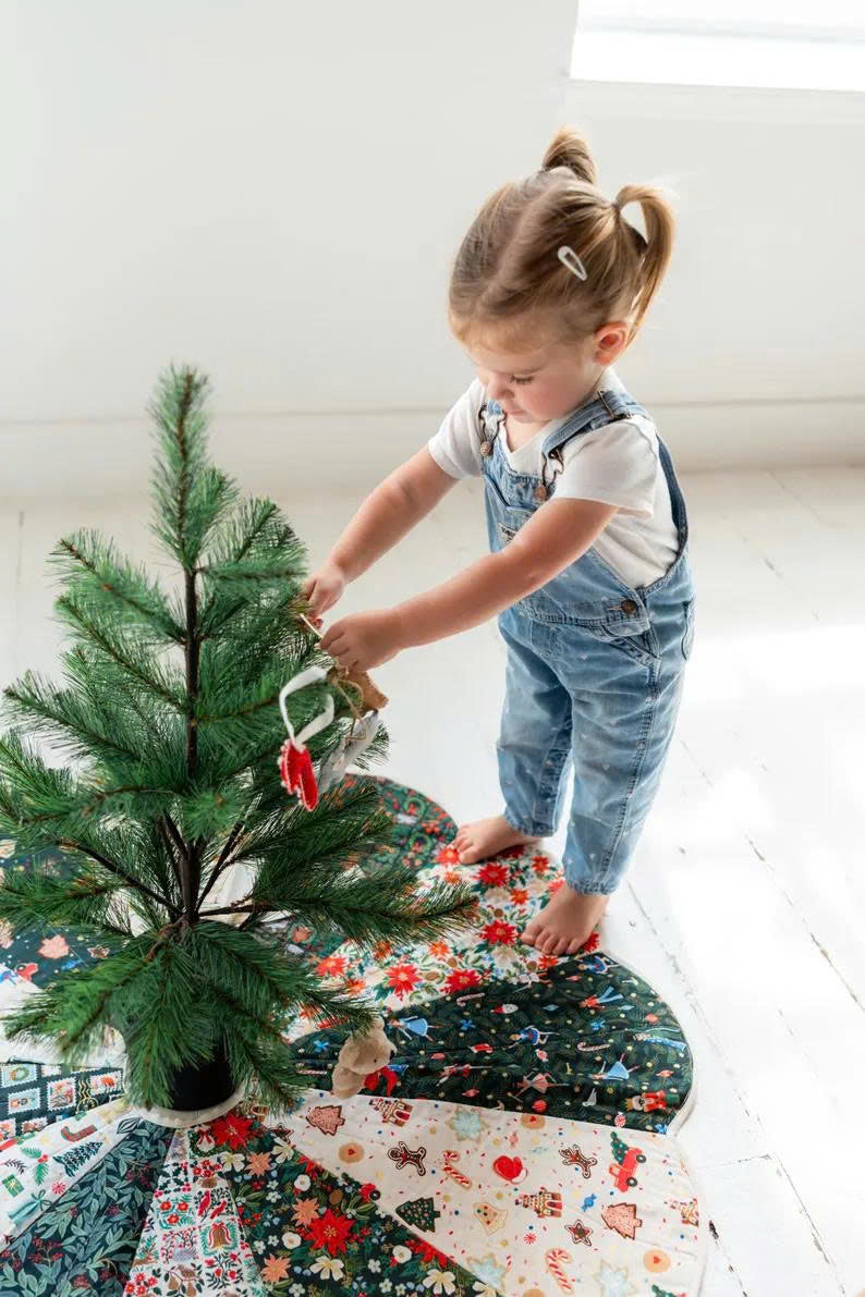 Scalloped Edge Christmas Tree Skirt Sewing Pattern, Quilted, DIY Tutorial (PDF)