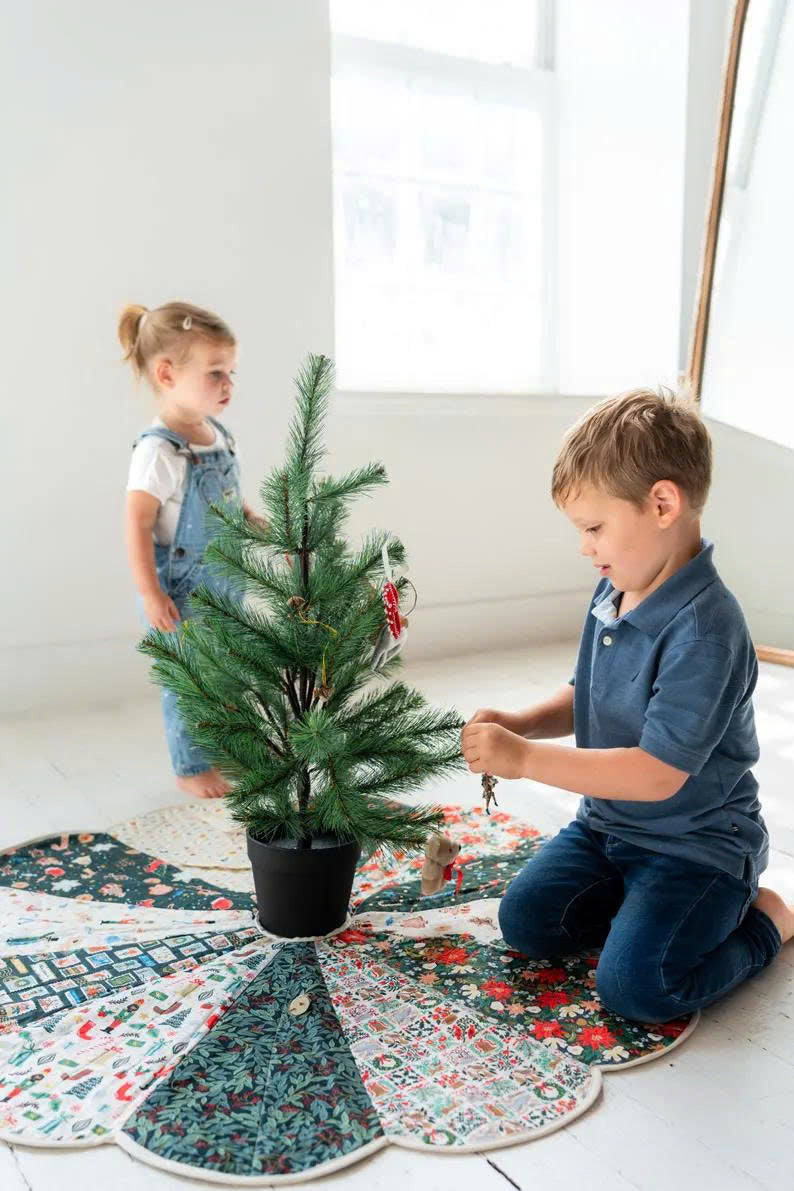 Scalloped Edge Christmas Tree Skirt Sewing Pattern, Quilted, DIY Tutorial (PDF)