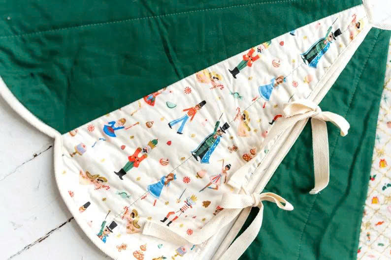 Scalloped Edge Christmas Tree Skirt Sewing Pattern, Quilted, DIY Tutorial (PDF)