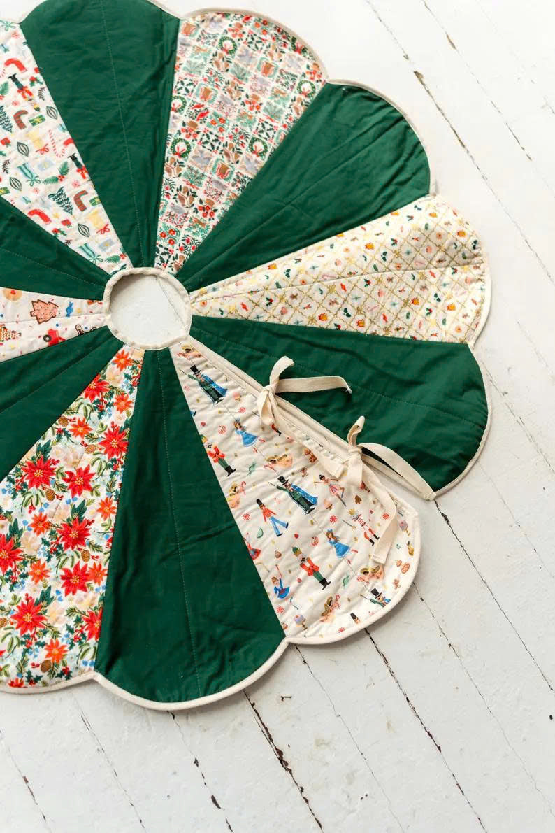 Scalloped Edge Christmas Tree Skirt Sewing Pattern, Quilted, DIY Tutorial (PDF)